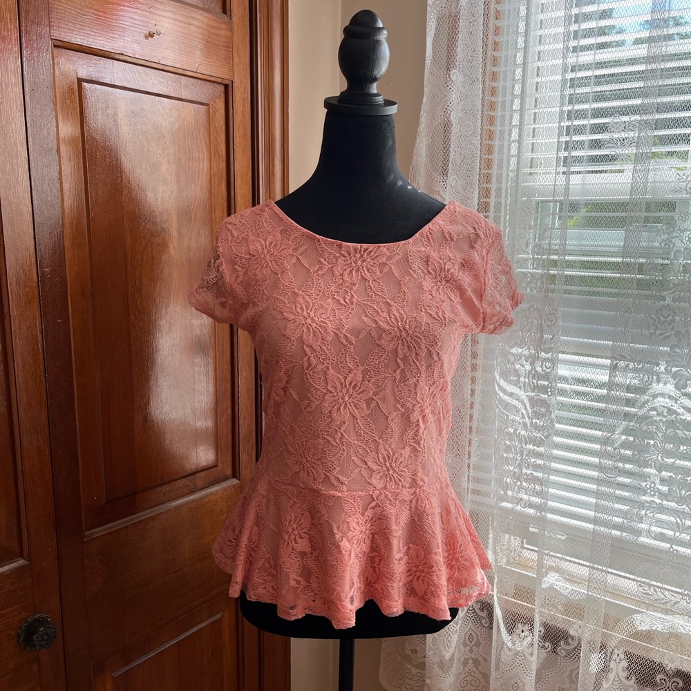 Lace Peachy Pink Peplum Top 🍑